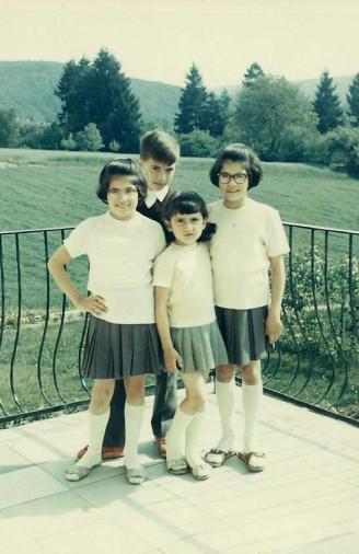 Christa Schrammel mit ihrer Zwillingsschwester und den anderen Geschwistern.